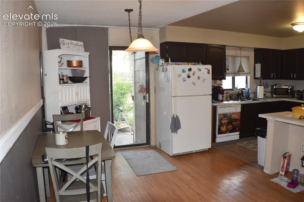 Image 15 of 25: Kitchen