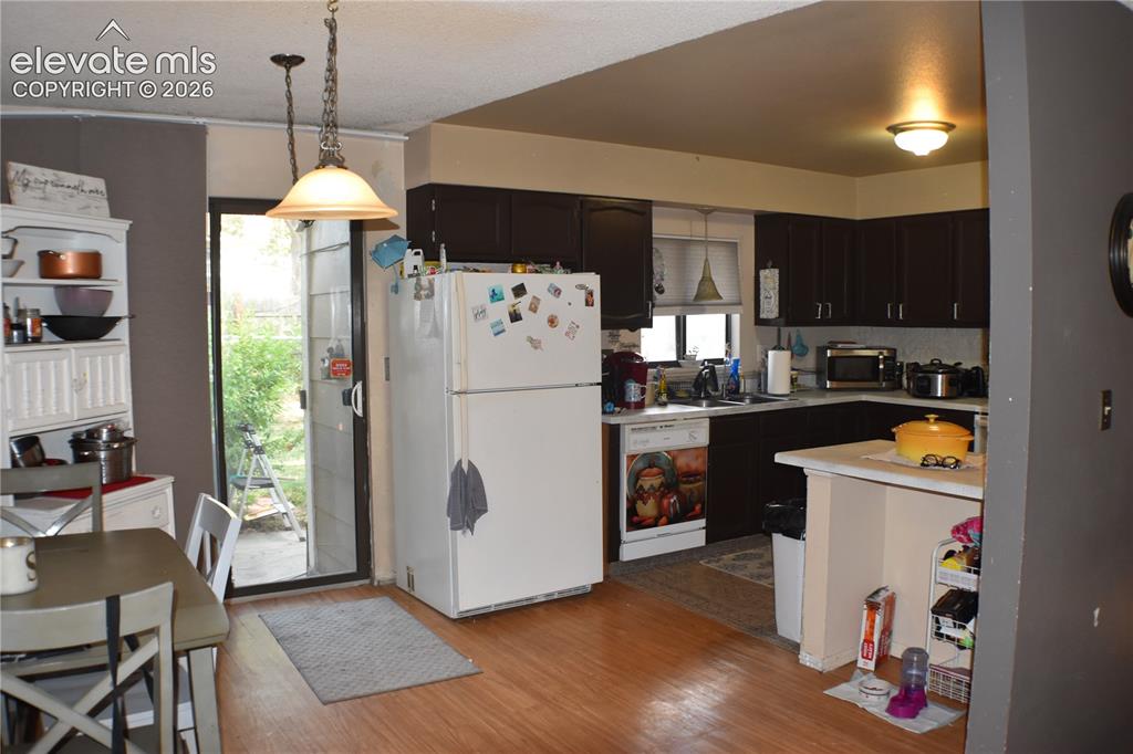 Image 16 of 25: Kitchen