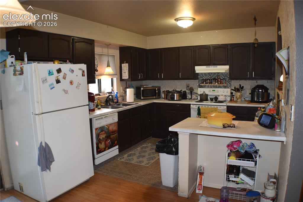 Image 17 of 25: Kitchen