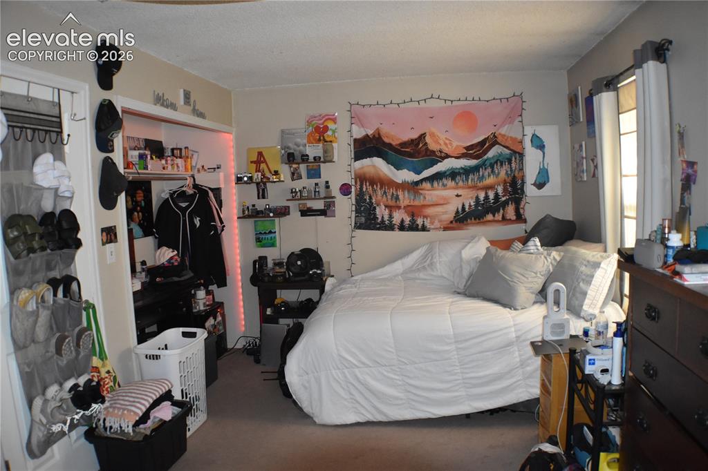 Image 18 of 25: Bedroom