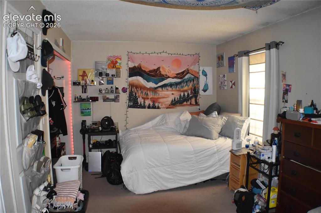 Image 19 of 25: Bedroom
