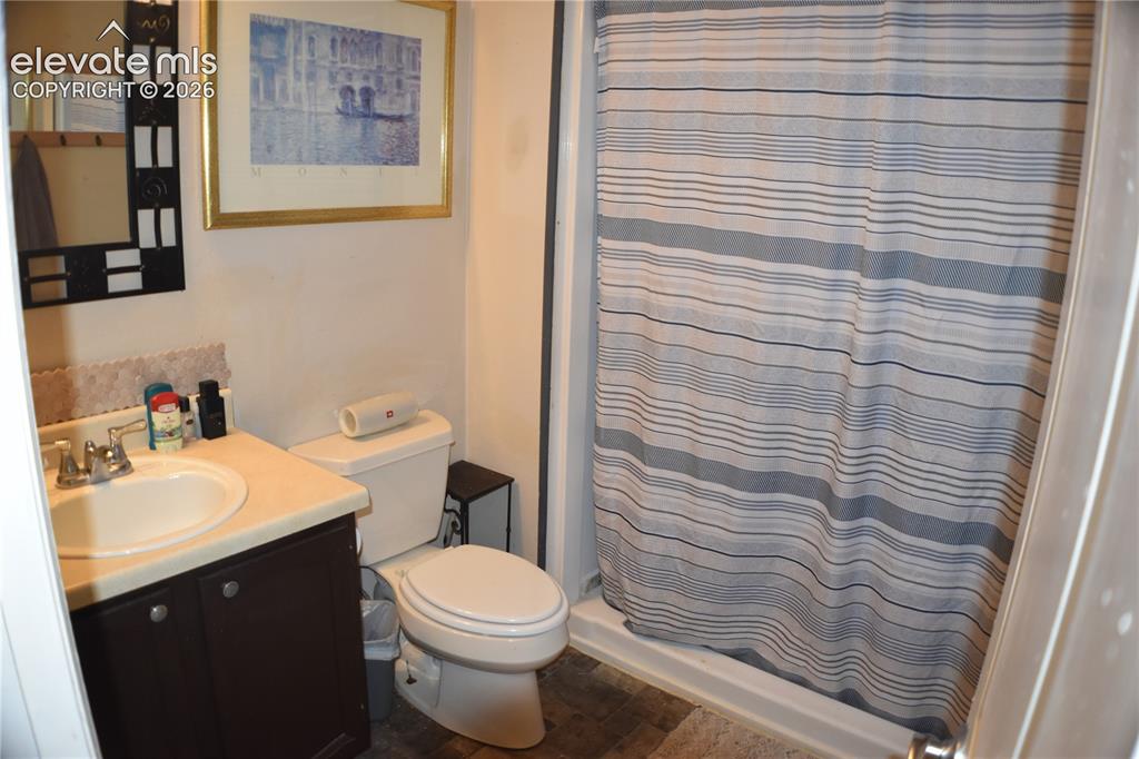 Image 21 of 25: Bathroom