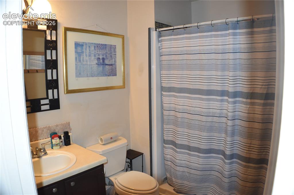 Image 22 of 25: Bathroom