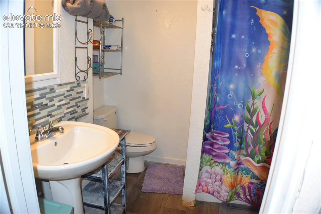 Image 4 of 25: Bathroom