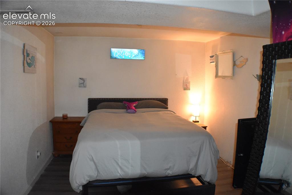 Image 6 of 25: Bedroom
