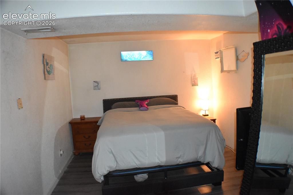 Image 8 of 25: Bedroom