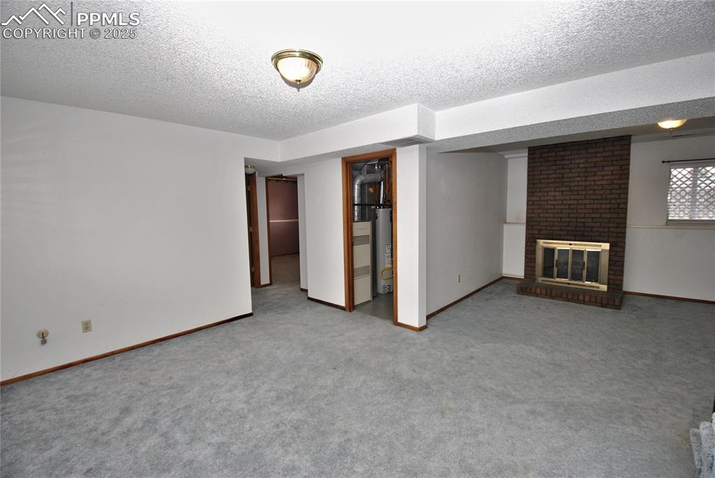 Image 12 of 16: Family Room