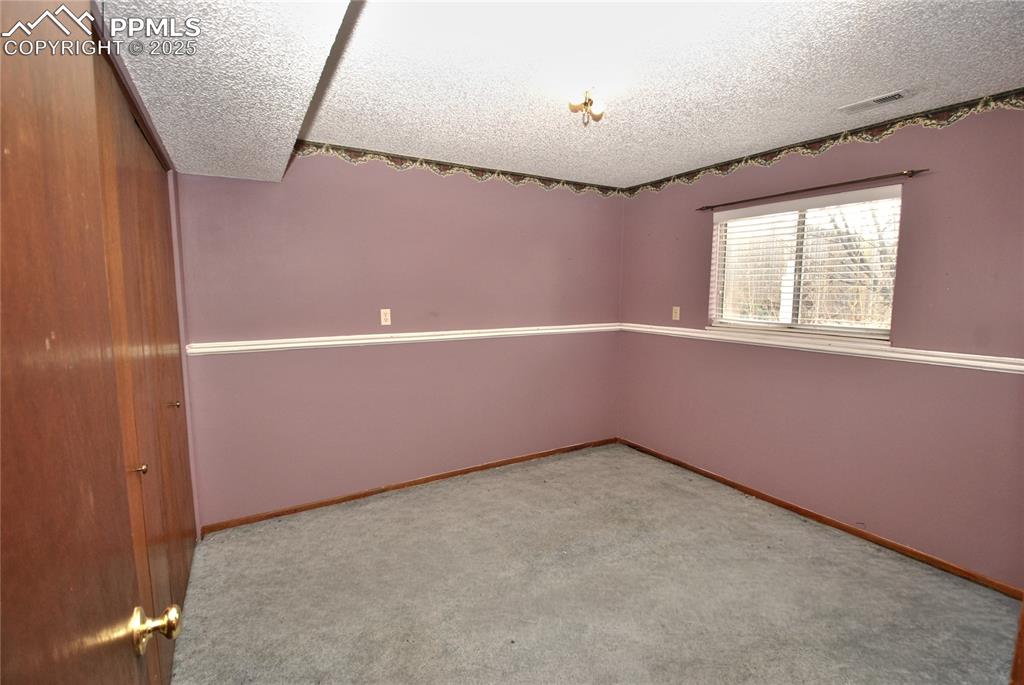 Image 13 of 16: Bedroom