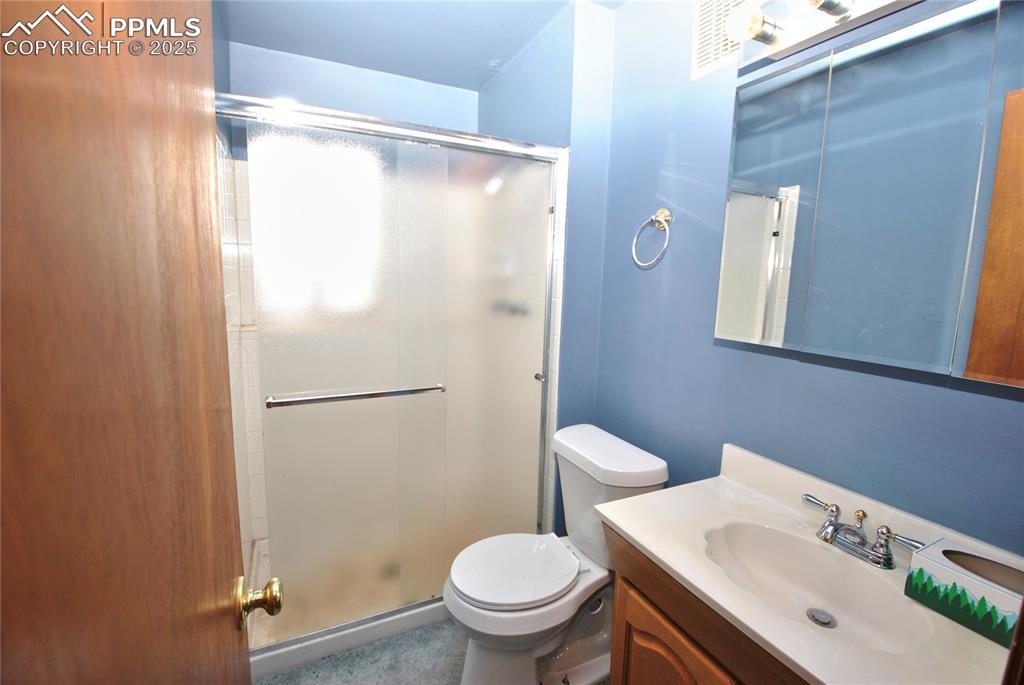 Image 14 of 16: Bathroom