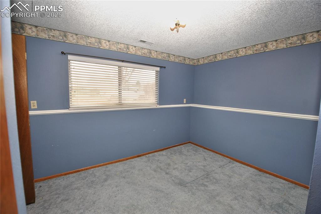 Image 15 of 16: Bedroom