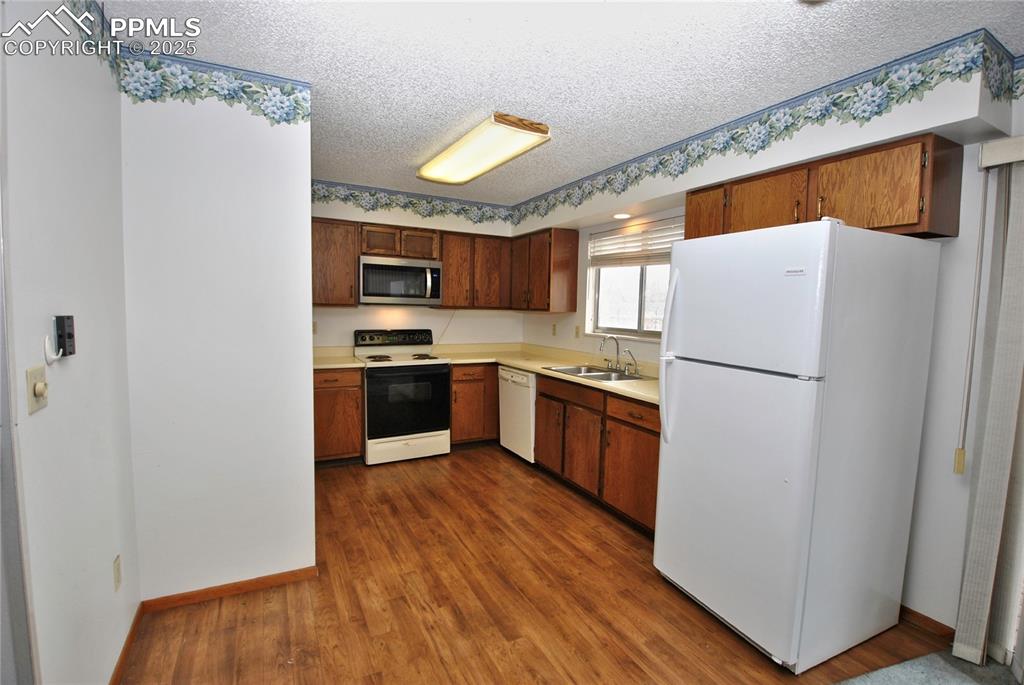 Image 5 of 16: Kitchen