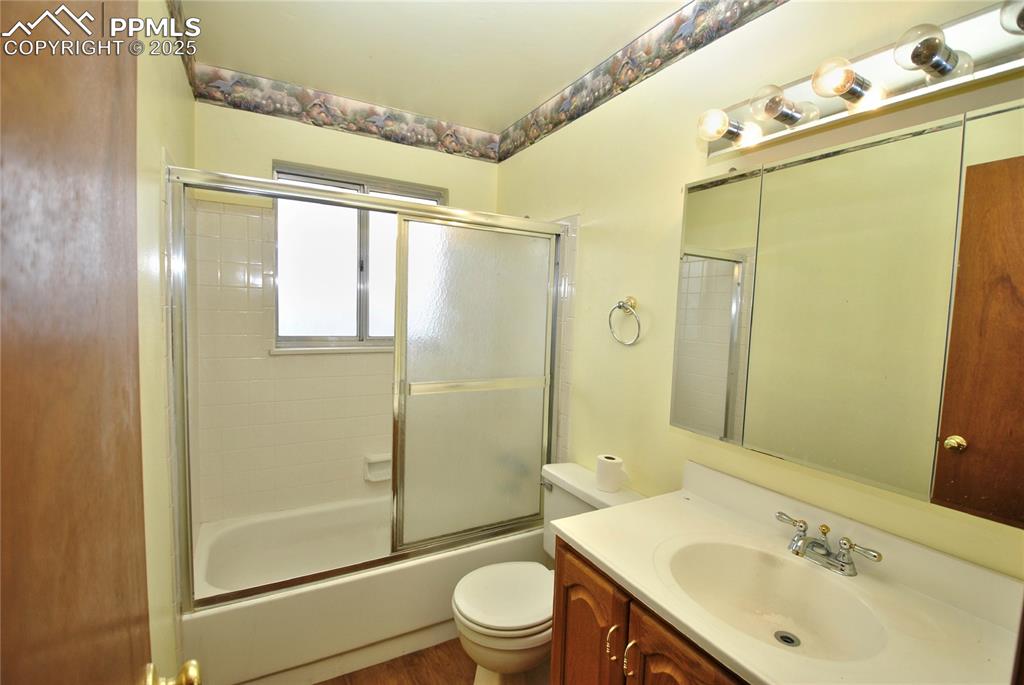Image 8 of 16: Bathroom