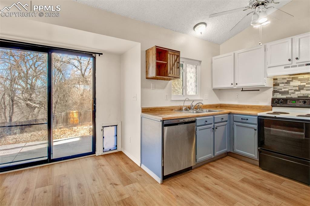 Image 5 of 35: Walkout access from the dining room with built-in pet door