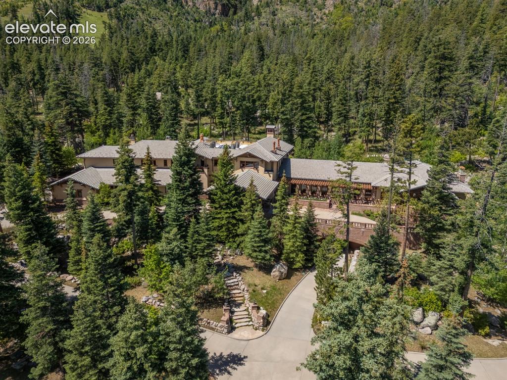 Caption: Arts and Craft style mountain lodge is the embodiment of western architecture & merges with the rugg