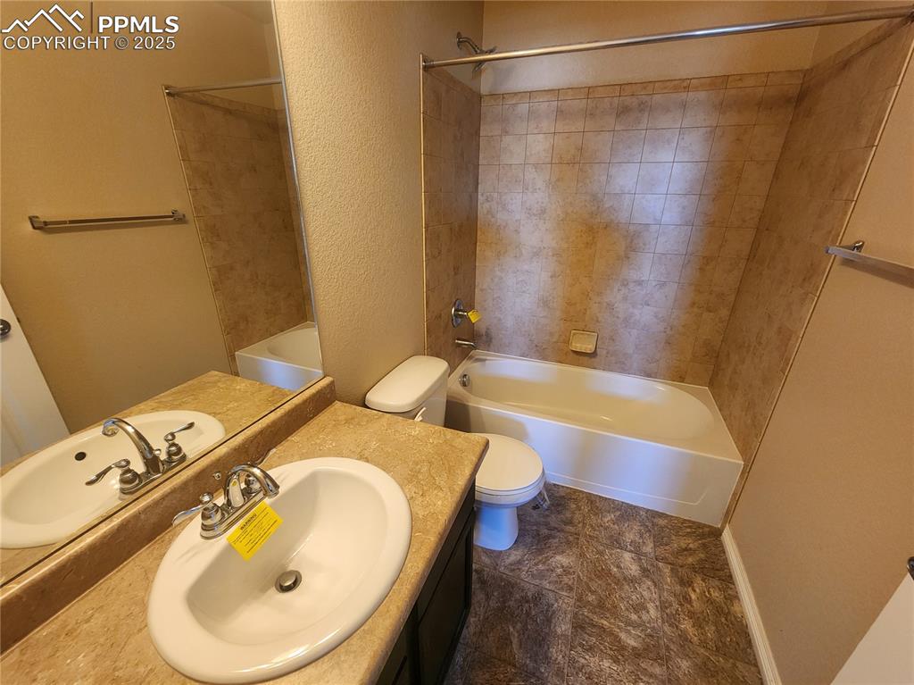 Image 10 of 12: Bathroom