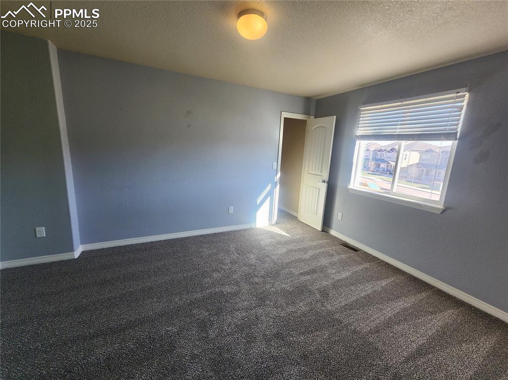 Image 8 of 12: Bedroom