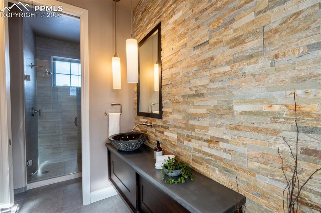 Image 12 of 50: Bathroom