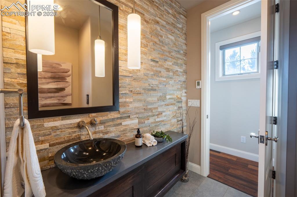 Image 14 of 50: Bathroom