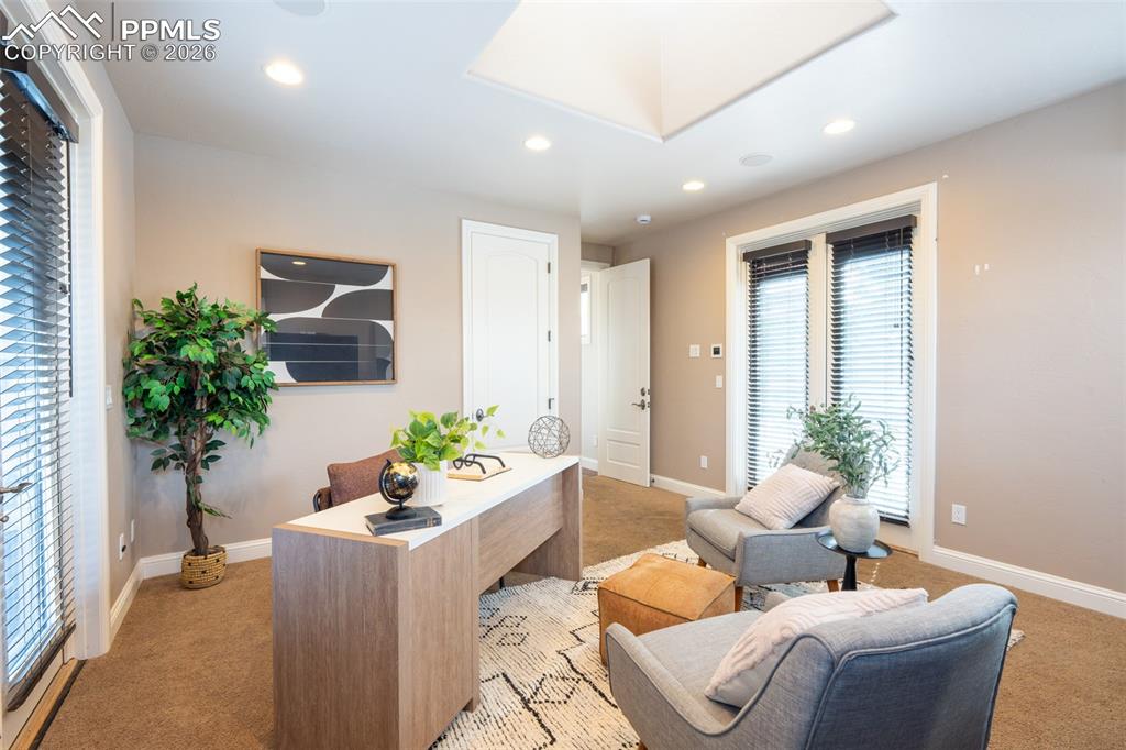 Image 15 of 50: Office