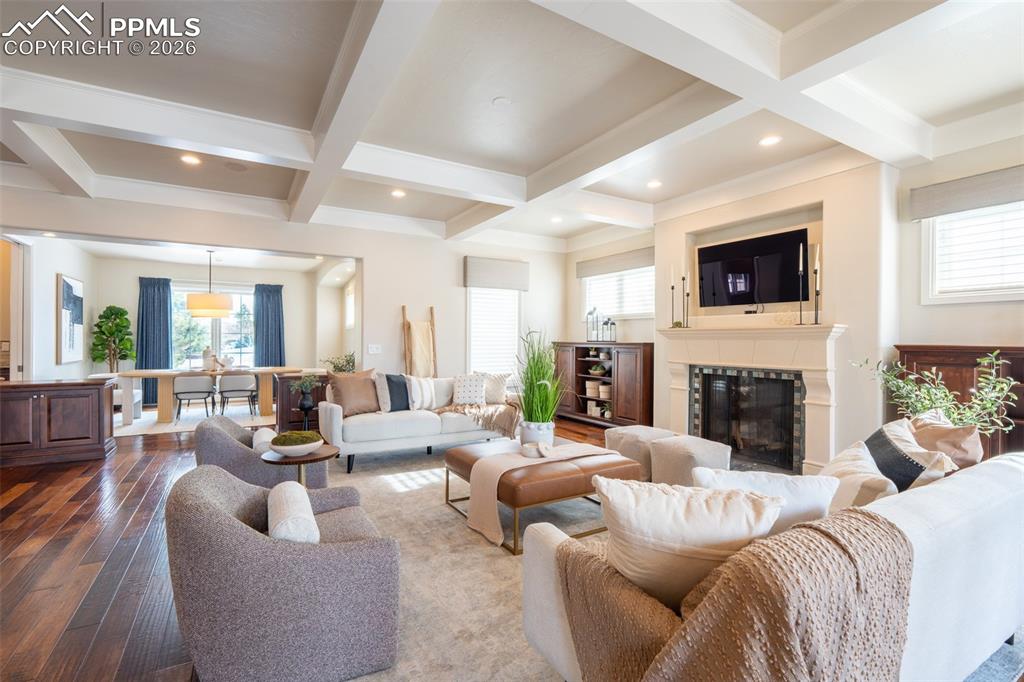 Image 18 of 50: Living Room