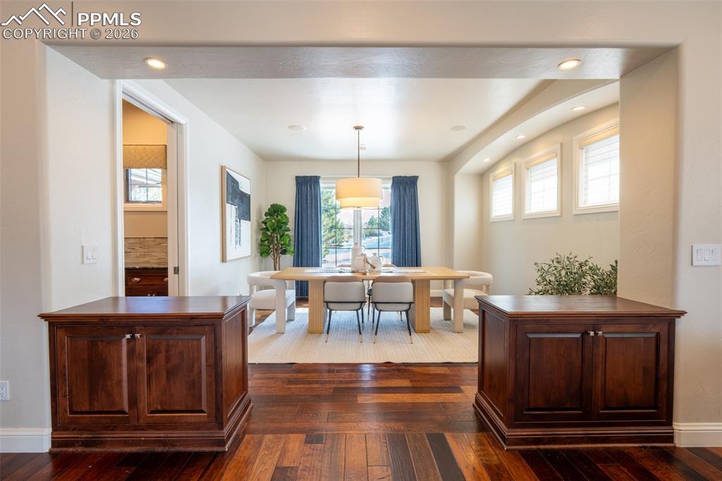 Image 20 of 50: Dining Area