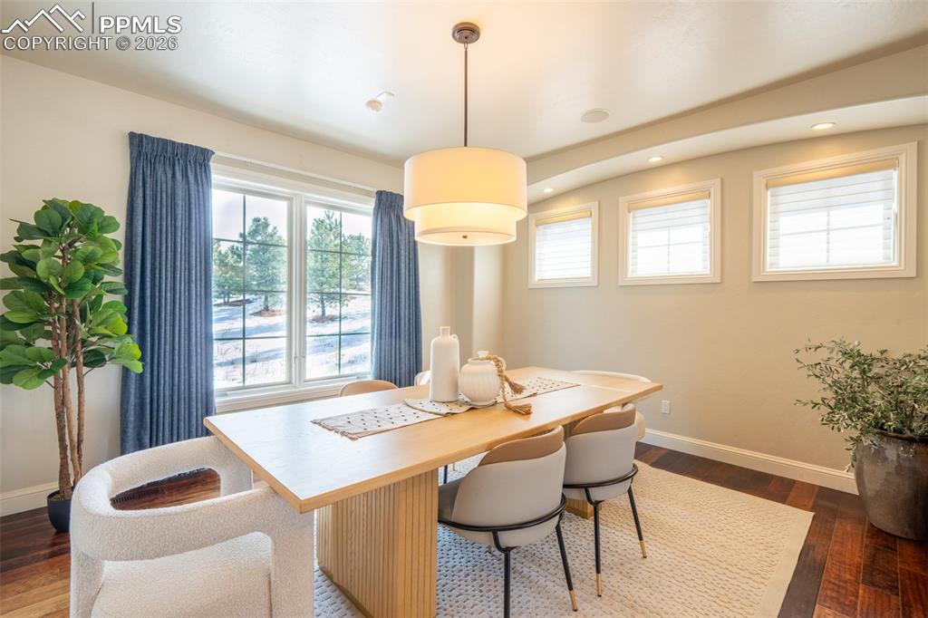 Image 21 of 50: Dining Area