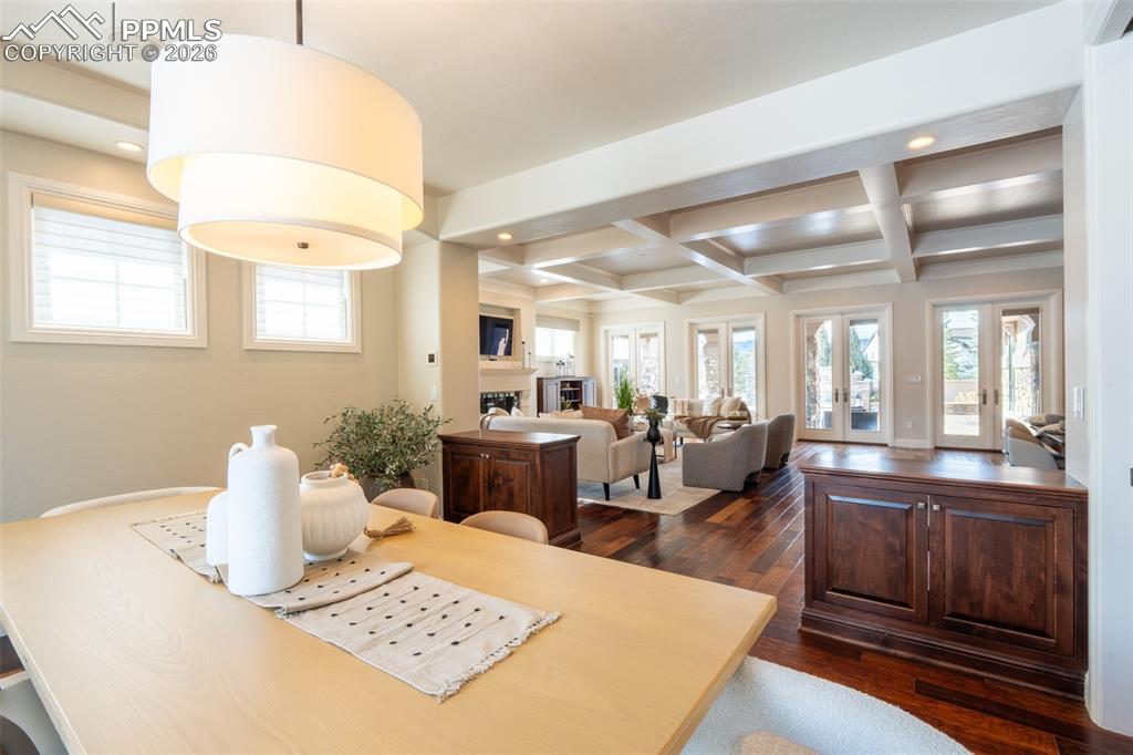 Image 22 of 50: Dining Area