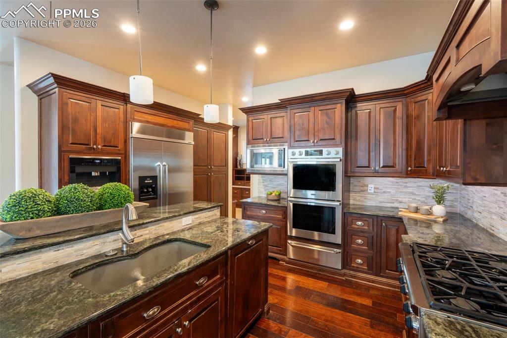 Image 26 of 50: Kitchen