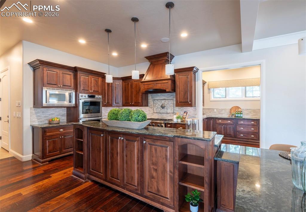 Image 27 of 50: Kitchen