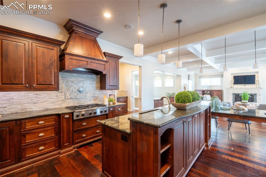 Image 28 of 50: Kitchen