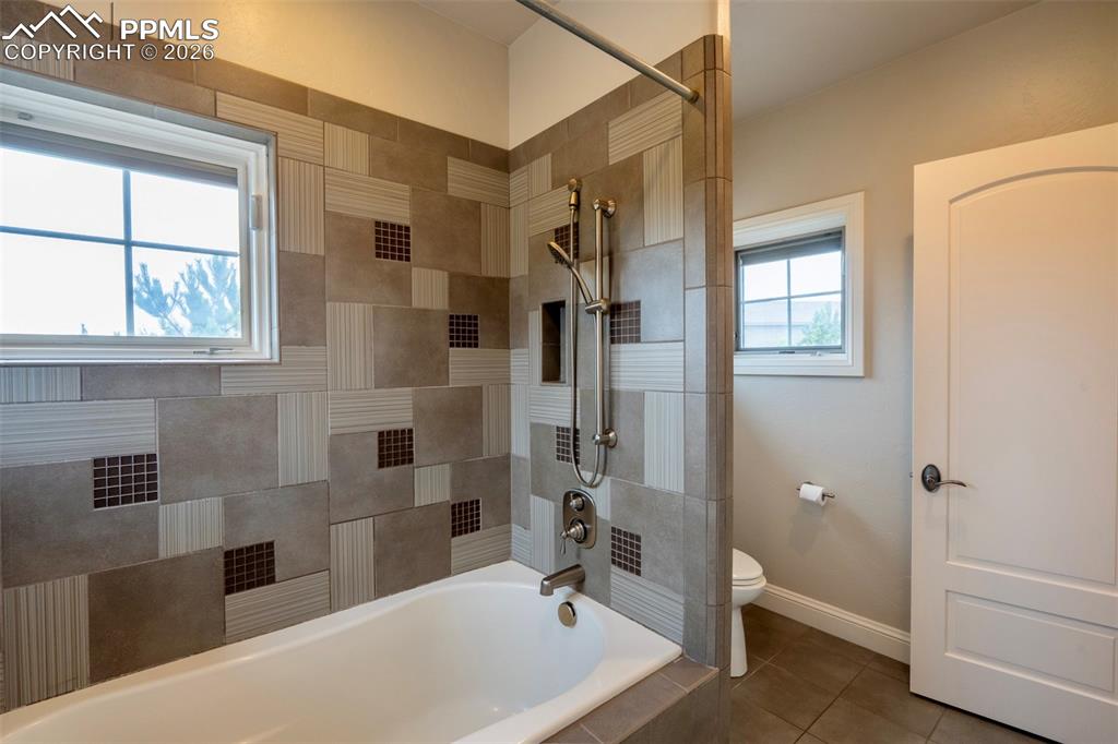 Image 38 of 50: Bathroom