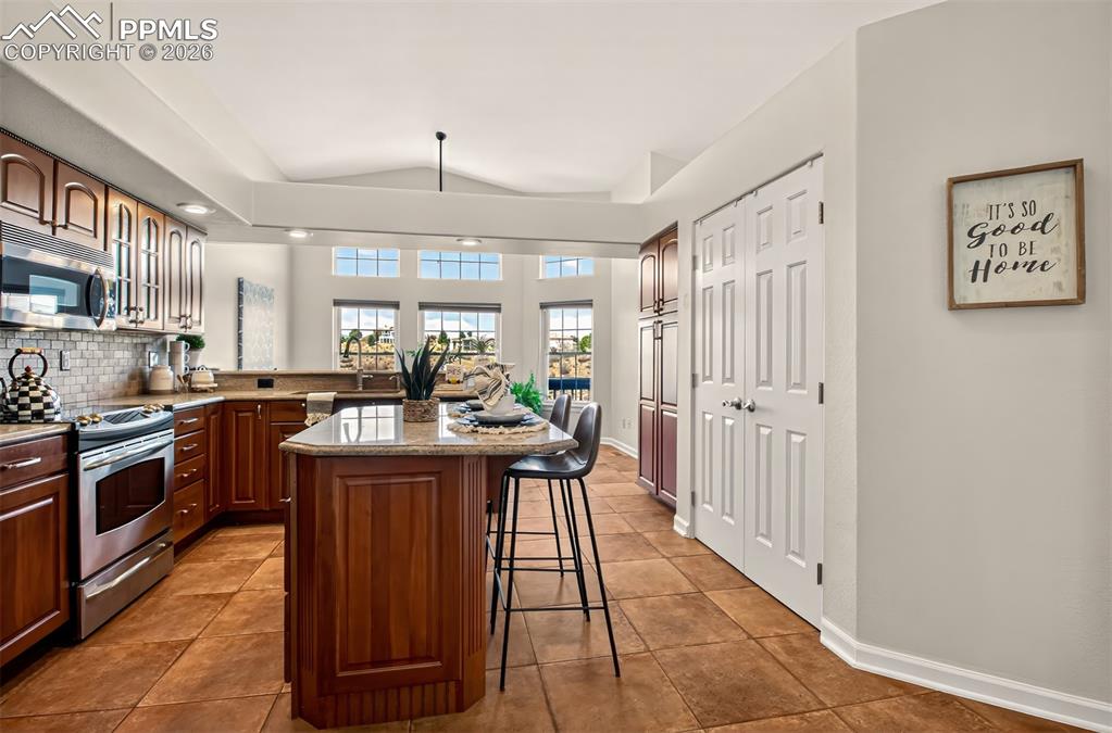 Image 15 of 42: Kitchen