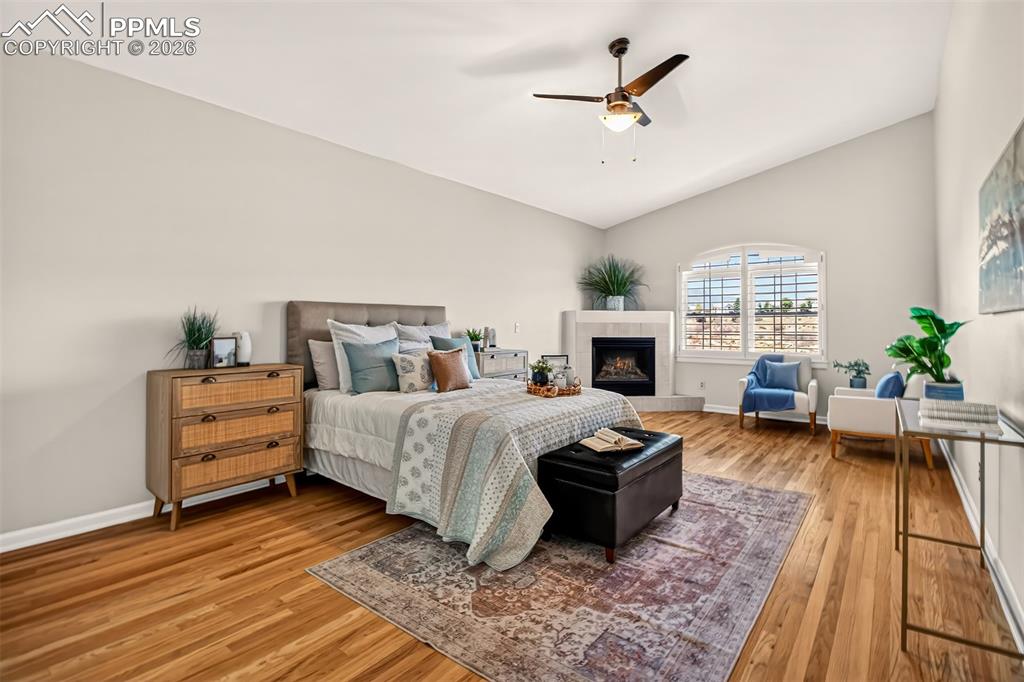 Image 19 of 42: Bedroom