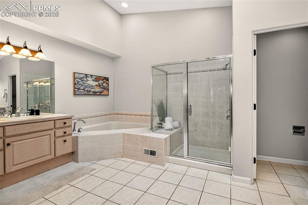 Image 21 of 42: Bathroom