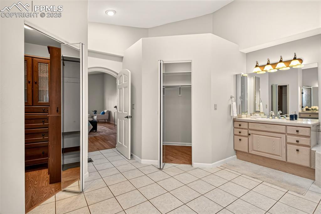 Image 22 of 42: Bathroom