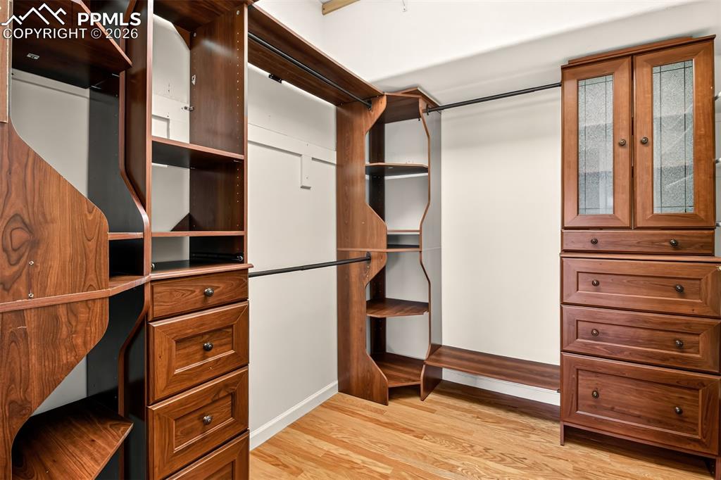 Image 32 of 42: Closet