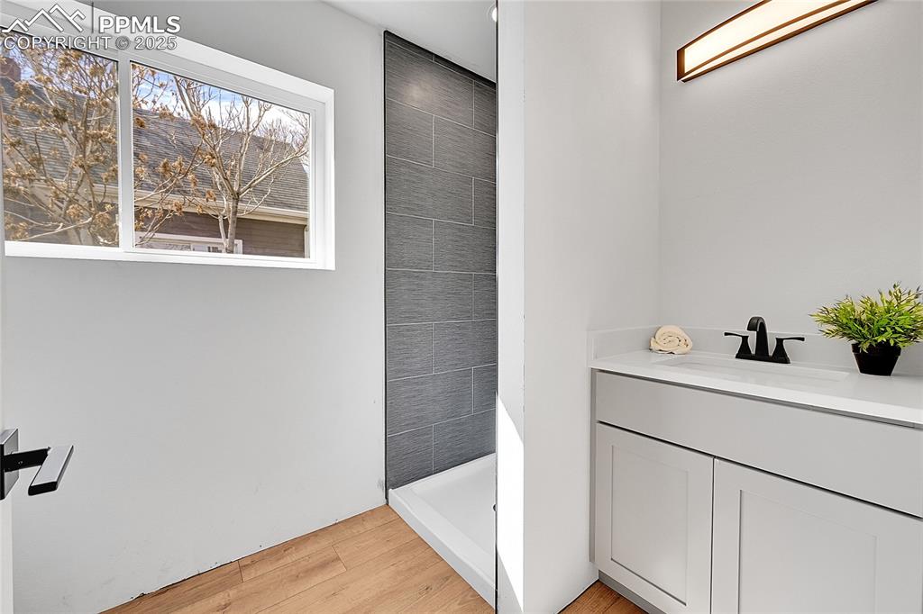 Image 14 of 27: Bathroom