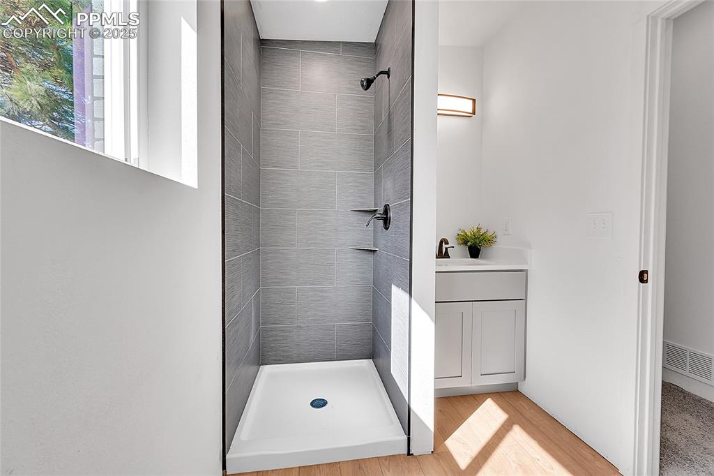 Image 15 of 27: Bathroom