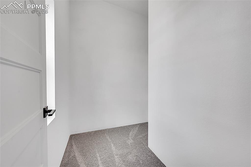 Image 21 of 27: Closet