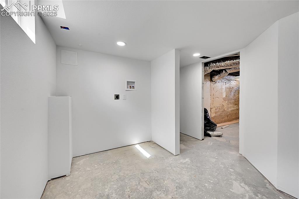 Image 24 of 27: Laundry area