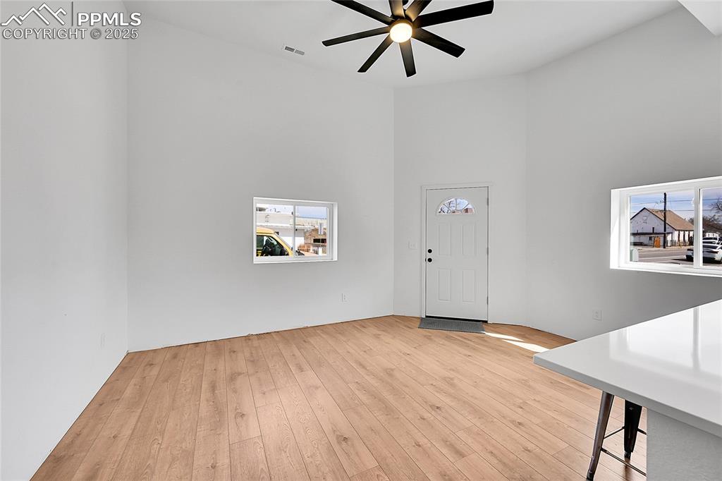 Image 6 of 27: Entry