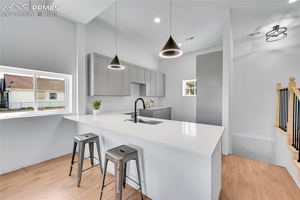 Image 7 of 27: Quartz countertops and soft close features