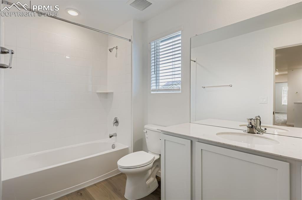 Image 10 of 13: Bathroom