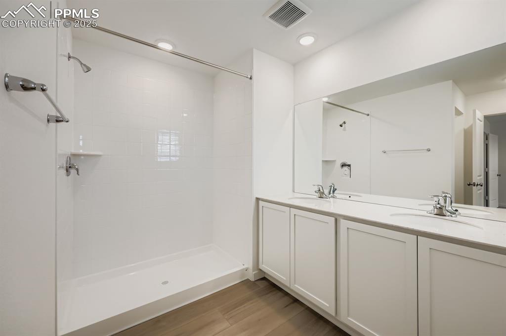 Image 6 of 13: Bathroom