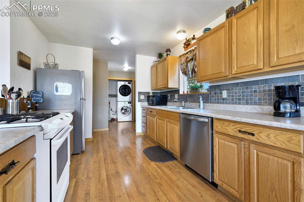Image 18 of 48: Kitchen With Tile Backsplash 