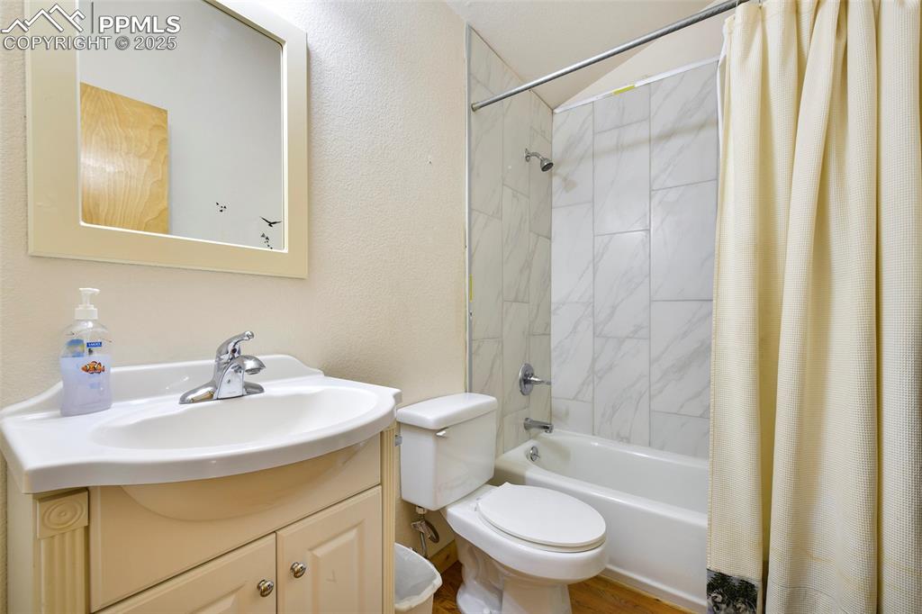 Image 31 of 48: Upper Level Full Bathroom 