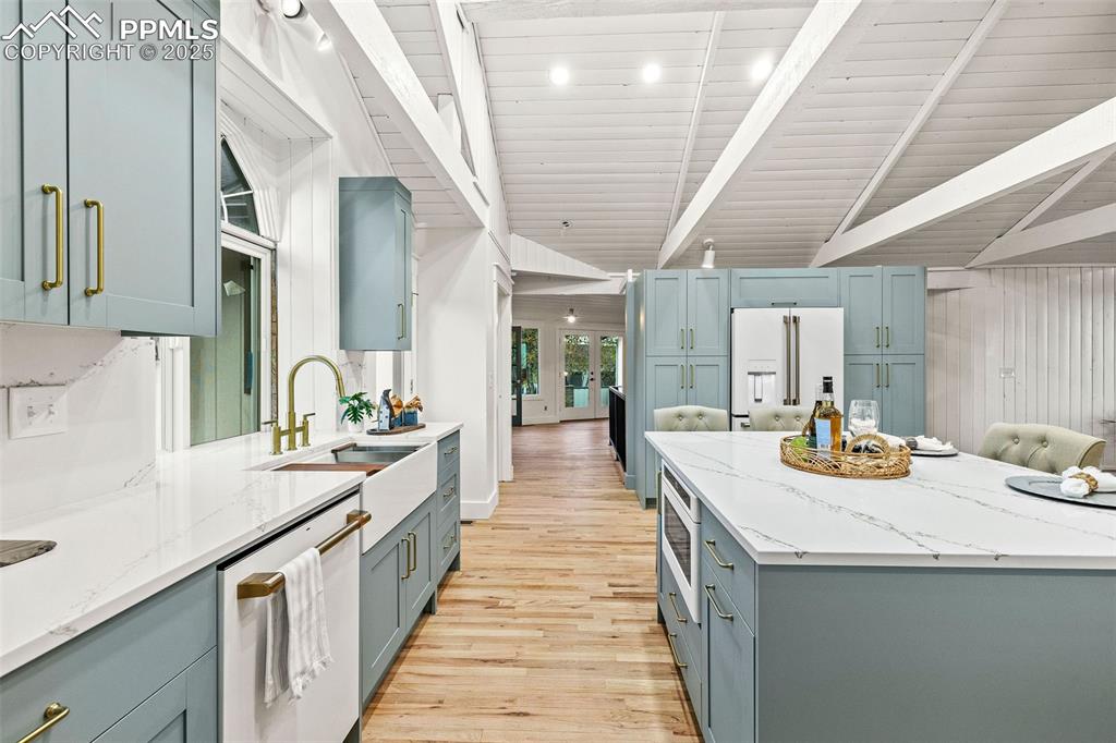 Image 11 of 49: Kitchen