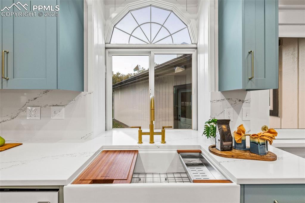 Image 12 of 49: Kitchen