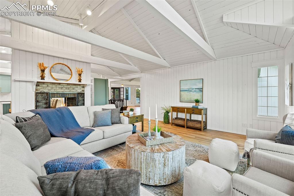 Image 19 of 49: Living Room