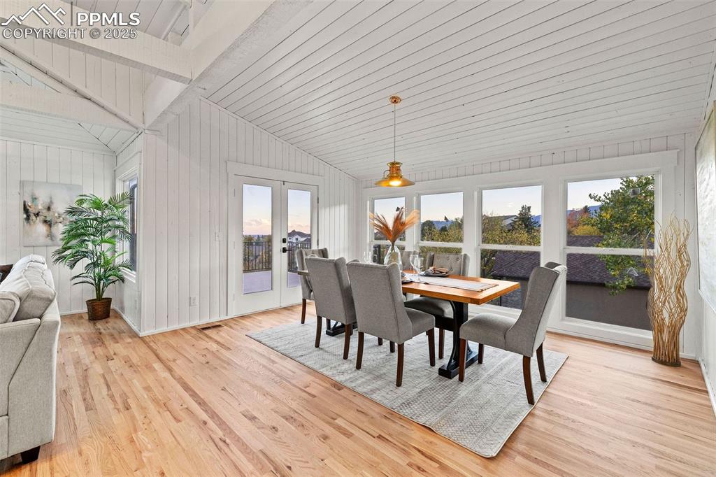 Image 22 of 49: Dining Area